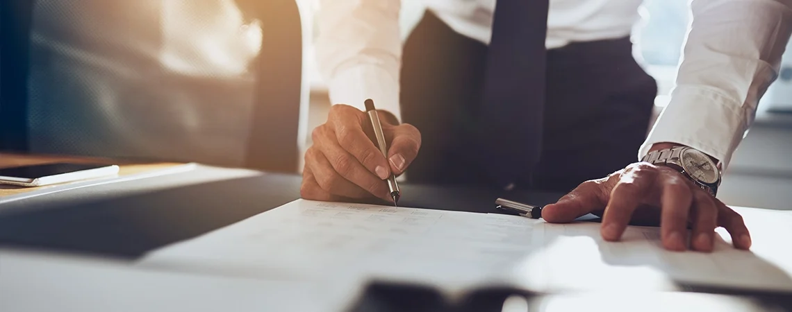  Homme d'affaires signant un document sur un bureau ensoleillé.xx